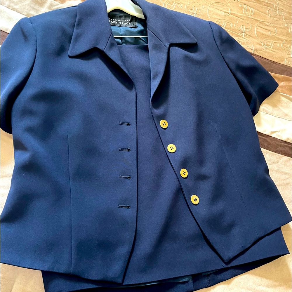 Ellen Tracy navy blue business 2 pc skirt suit, in excellent condition.